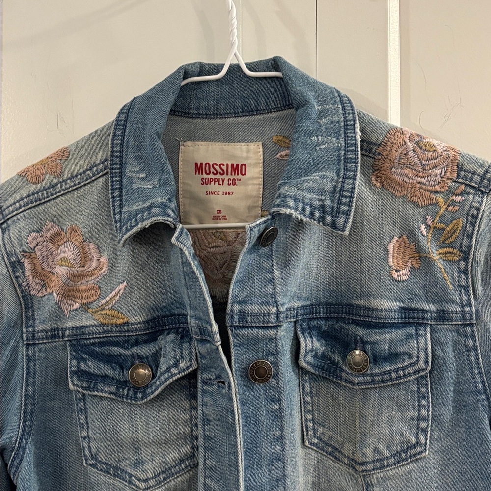 Jean Jacket🌸embroidered🌸design 
Light blue washed see all pictures - Picture 3 of 7